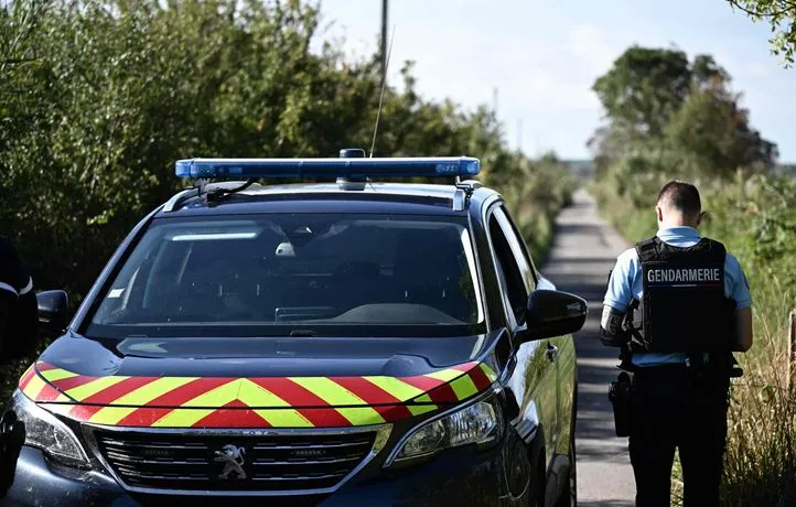 Isère : Un homme aperçu avec une kalachnikov sème la panique au village des marques évacué par la police